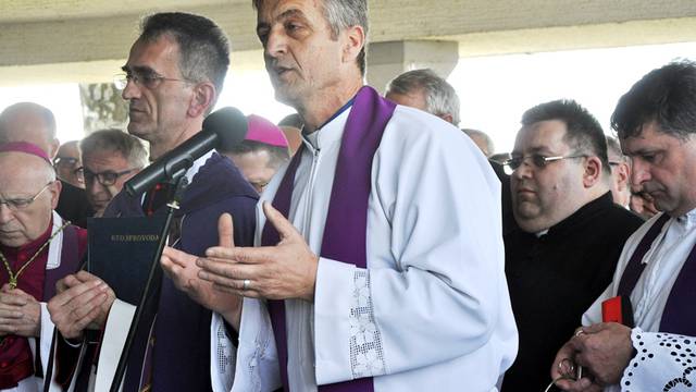 Suspendirali svećenika: 'Ima ženu i djecu? Pa što, neka ima'