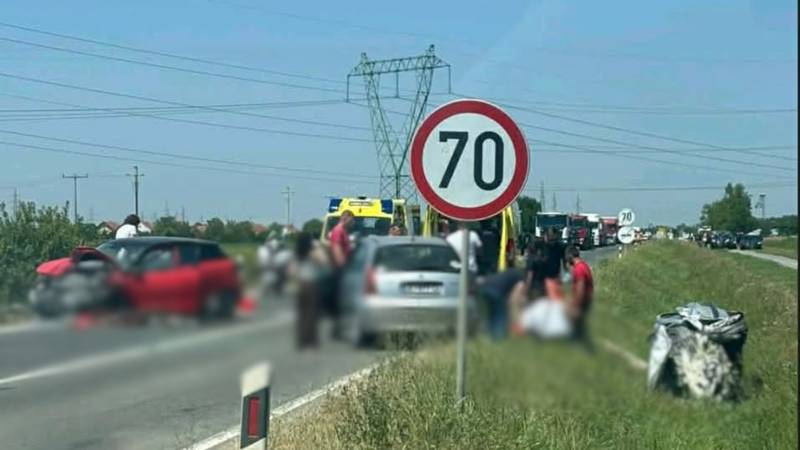 FOTO Sedam ljudi ozlijeđeno u teškoj prometnoj nesreći kod Osijeka. Dvoje se bori za život