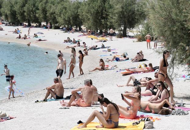 Split: Brojni posjetitelji osvježenje od vrućina pronašli su na plaži Žnjanskog platoa