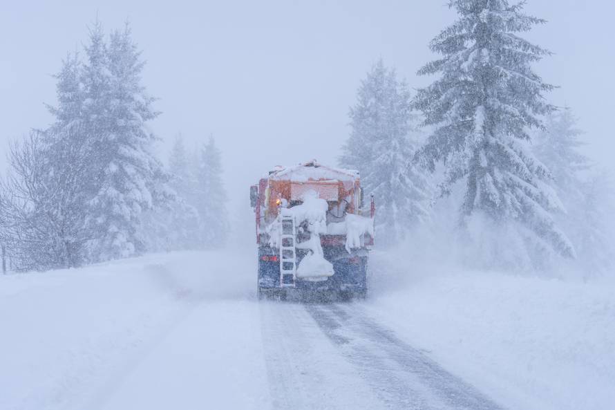 U Vrhovinama i Babinom Potoku palo je oko 50 do 80 cm snijega 