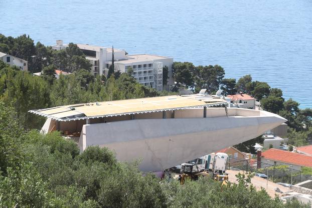 Neobična građevina u obliku velikog glisera gradi se u Baškoj Vodi