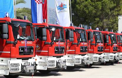 Požare kod Makarske gasilo je 80 vatrogasaca s 24 vozila