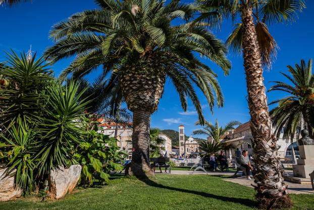 Turisti u obilasku grada Hvara uživaju u lijepom vremenu