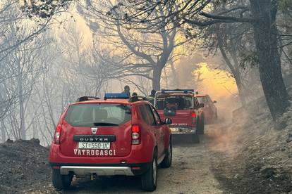 FOTO Ovako izgleda požarište u Solinu: S vatrom se bori više od 100 vatrogasaca i 4 kanadera