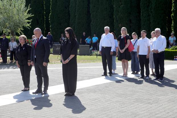 Vukovar: Polaganje vijenaca na Memorijalnom groblju povodom obilježavanja Dana sjećanja na nestale