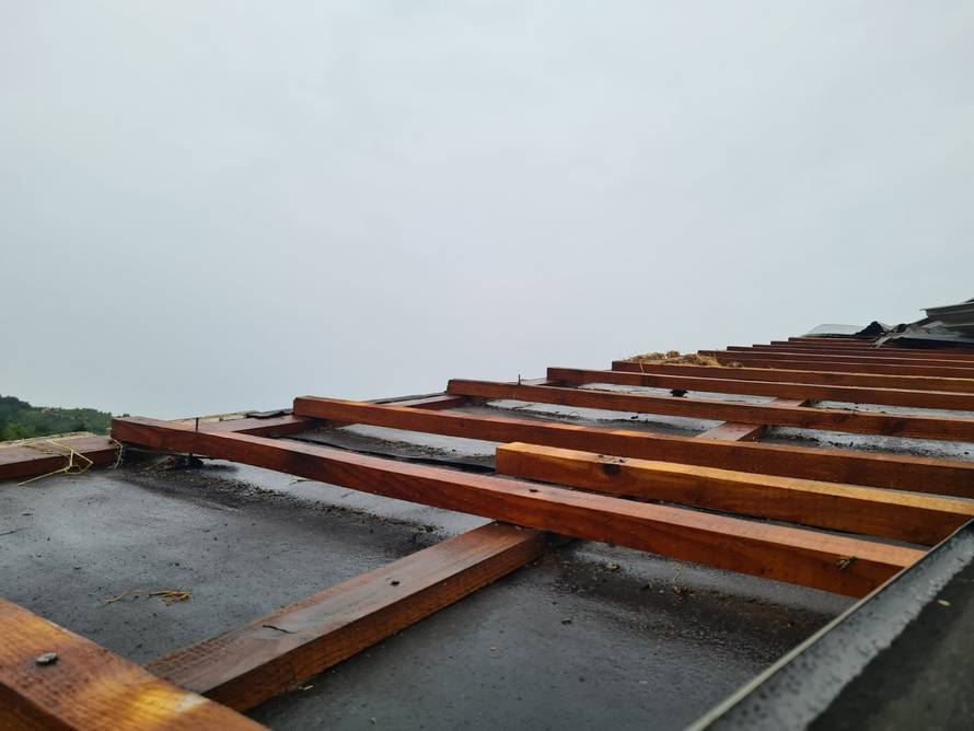 U Dugoj Resi snažno nevrijeme odnijelo krov sa zgrade, kaos je i u Petrinji: 'Cijeli grad pliva'