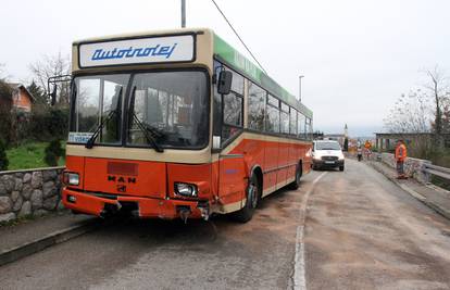 Teška nesreća: U sudaru s autobusom poginula žena (35)