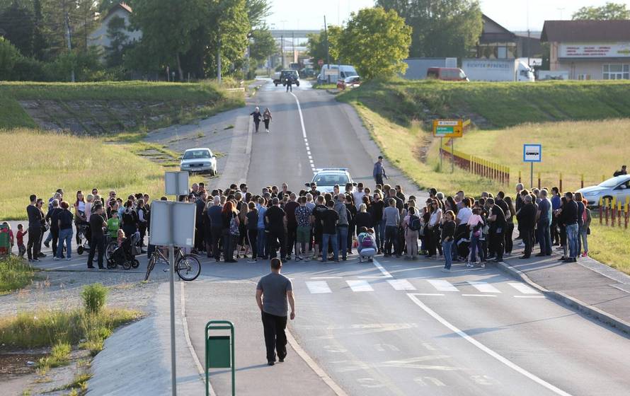Mještani Blata na prosvjedu: Molitva i svijeće za Gretu (7)