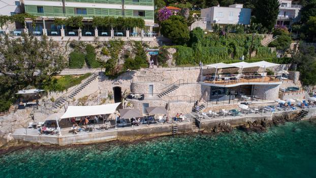 FOTO Hotel u Dubrovniku ima koktel bar u stijeni nad morem!