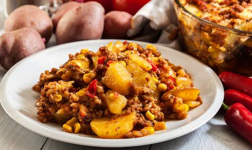 Chilli con carne s krumpirom