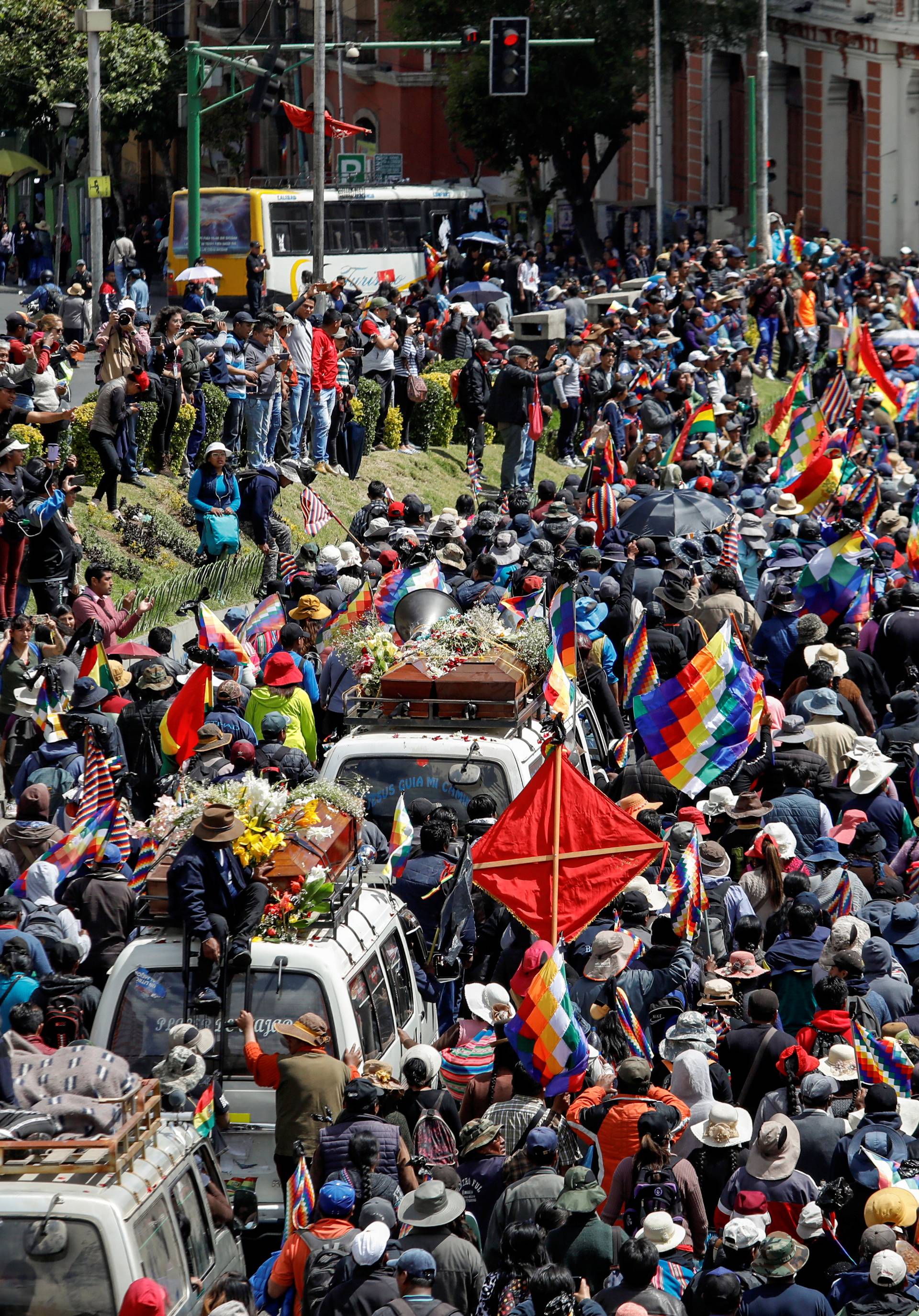 Kaos u Boliviji: Bacali lijesove nakon suzavca i batinjanja...