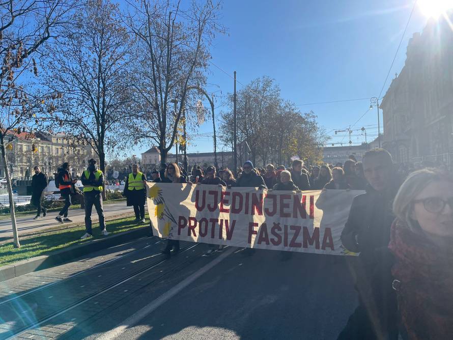 FOTO Marš protiv fašizma: U Rijeci policija spriječila sukob, u Zadru povorku napali bojom