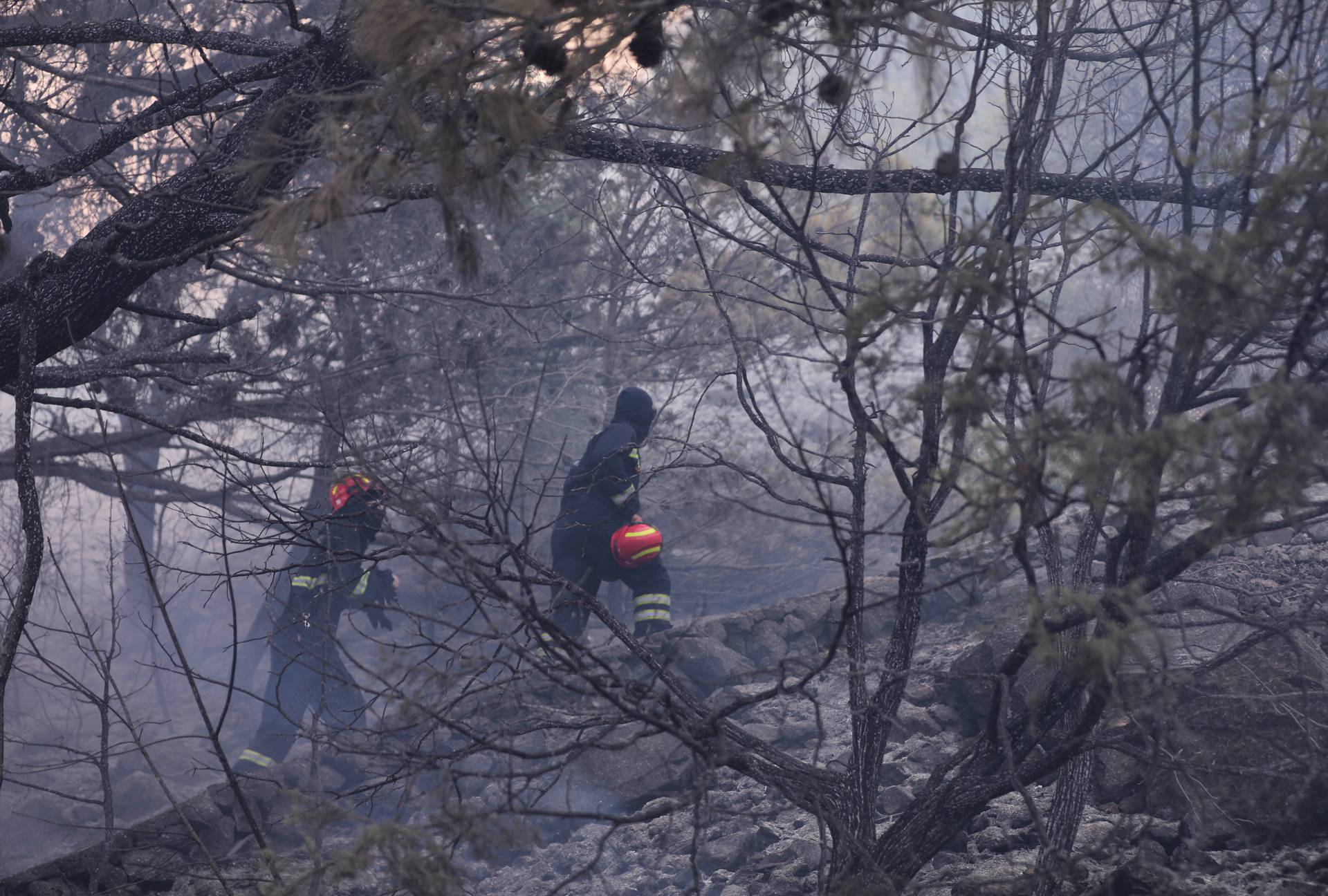 Rupotina: Na intervenciji gašenja požara lakše je ozlijeđen jedan vatrogasac, borba s vatrom se nastavlja