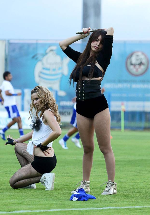 ARHIVA - Koprivnica: Nives Celzijus "zagrijala" publiku prije utakmice 1. HNL