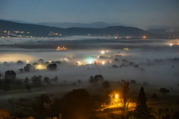 Magla noću iznad mjesta Bisko  