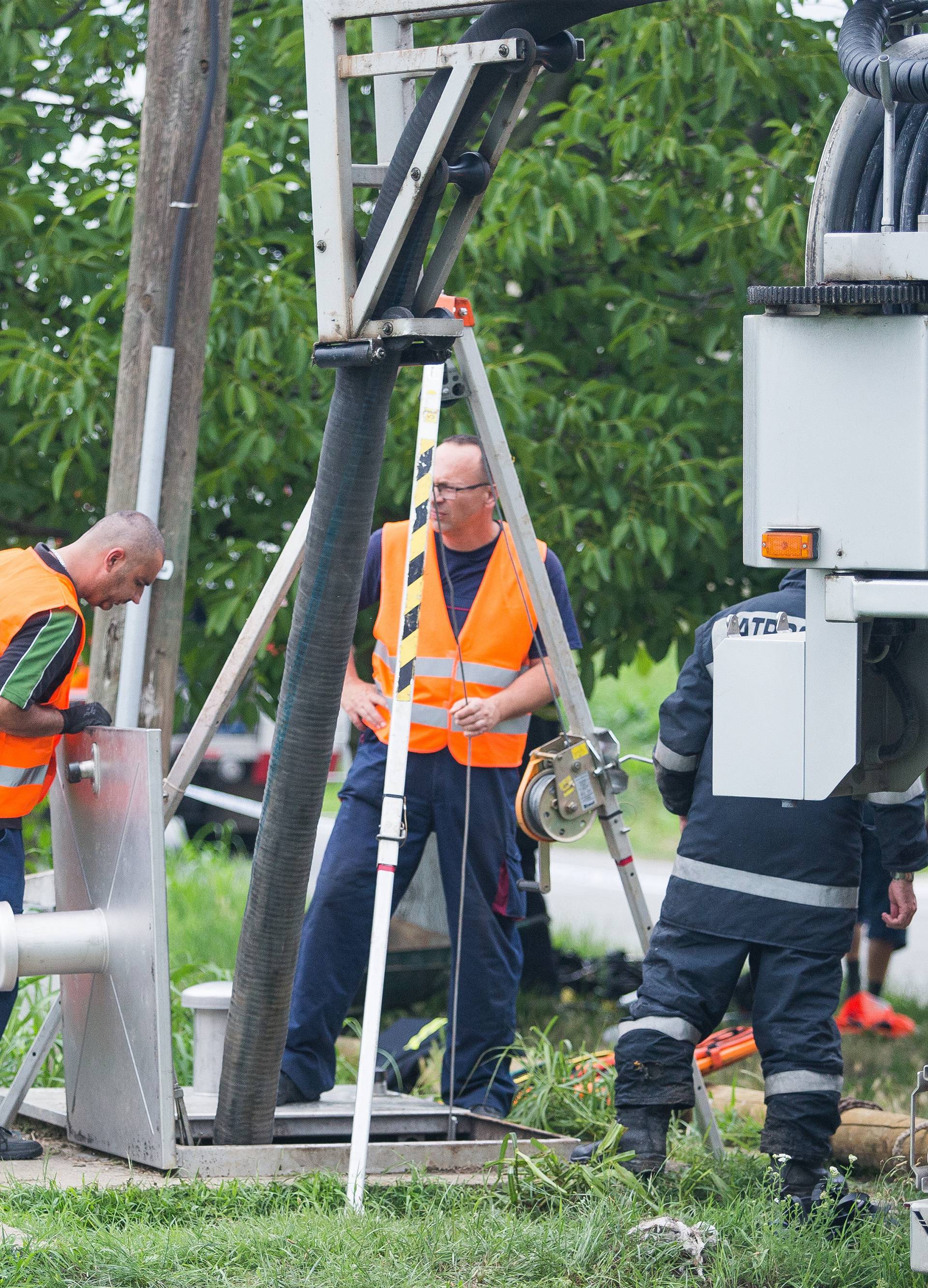 Radnici upali u kanalizacijski otvor u Čepinu: Dvoje poginulih