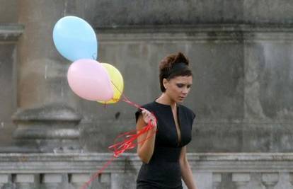 Victoriju Beckham u parku  umalo odnijeli šareni baloni