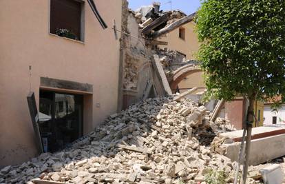 Manji potresi tresli Italiju cijelu noć, iz ruševina spasili ženu