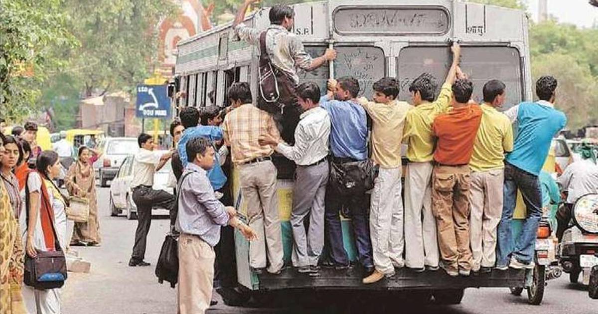 Перевозка людей работа. Переполненный автобус в Индии. Час пик в Индии. Индийский автобус переполненный людьми. Общественный транспорт в Индии.