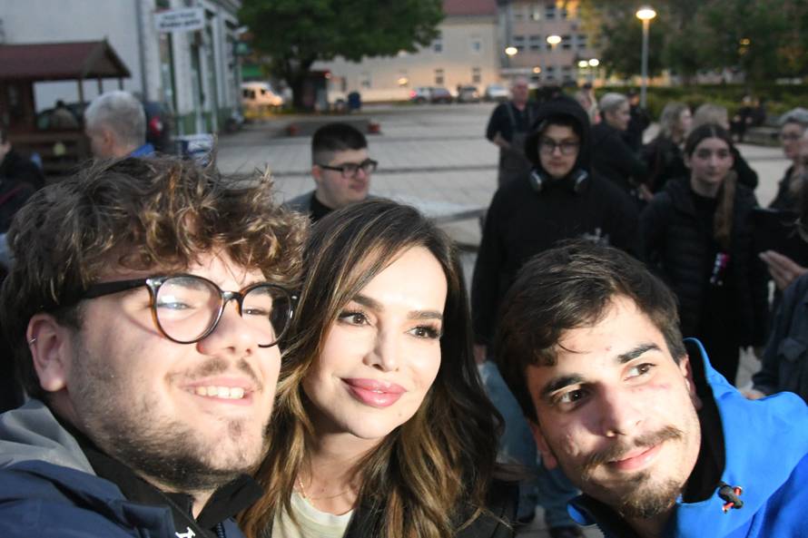 Virovitica: Severina dočekala srpske studente koji trče do Bruxellesa