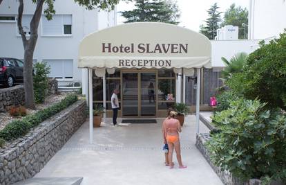 Pištoljem i šipkom su opelješili hotel u Selcu: Ukrali 20.000 kn