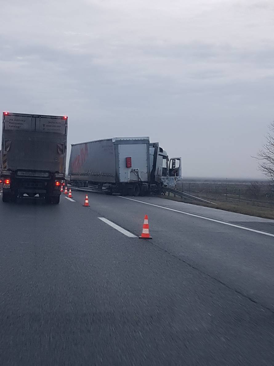 Vozači u bolnici: Kamion probio ogradu, drugi izbjegao sudar...