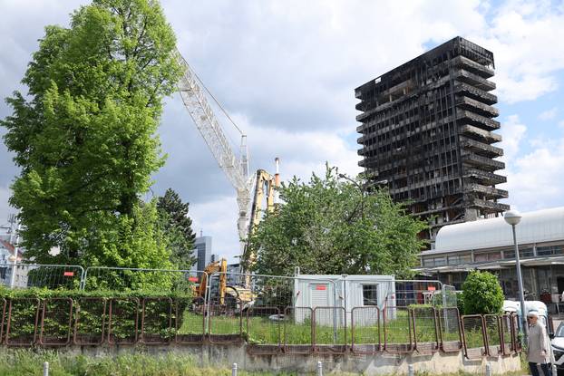 Zagreb: Kod Vjesnikovog nebodera počela je montaža velikog krana dizalice