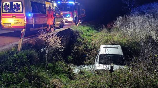 Teška nesreća u Petrinji: Vozač autom sletio s ceste, u bolnici je