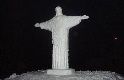 Od snijega napravio Isusov kip visok 2,20 metara