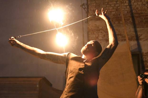 Nastup gutača vatre na Renesansnom festivalu u Koprivnici
