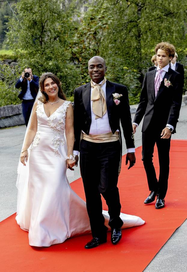 Bridal couple princess Märtha Louise and Mr. Durek Verrett greet the crowd