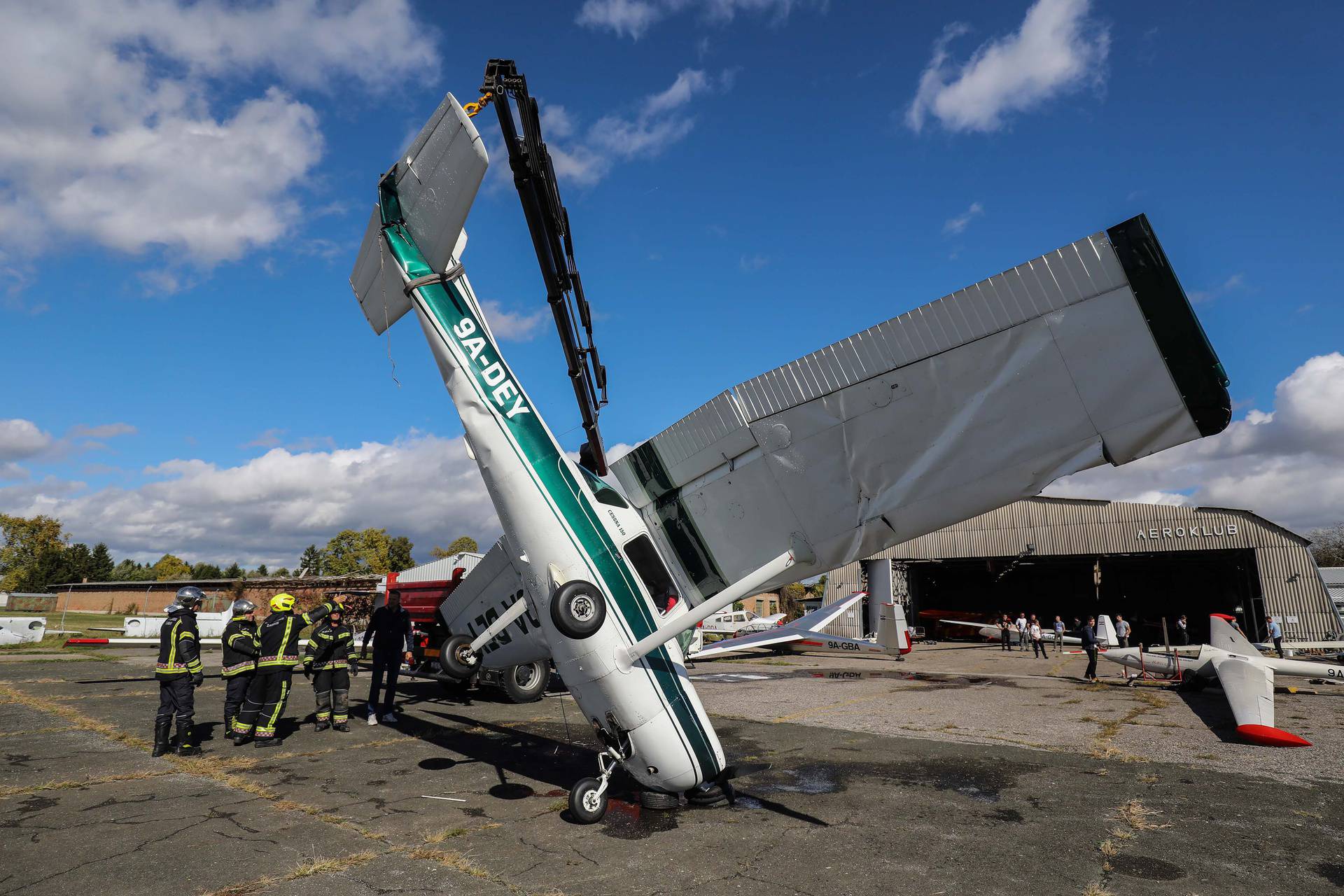 Zagreb: Nevrijeme okrenulo avion i počupalo krov na aerodromu Lučko