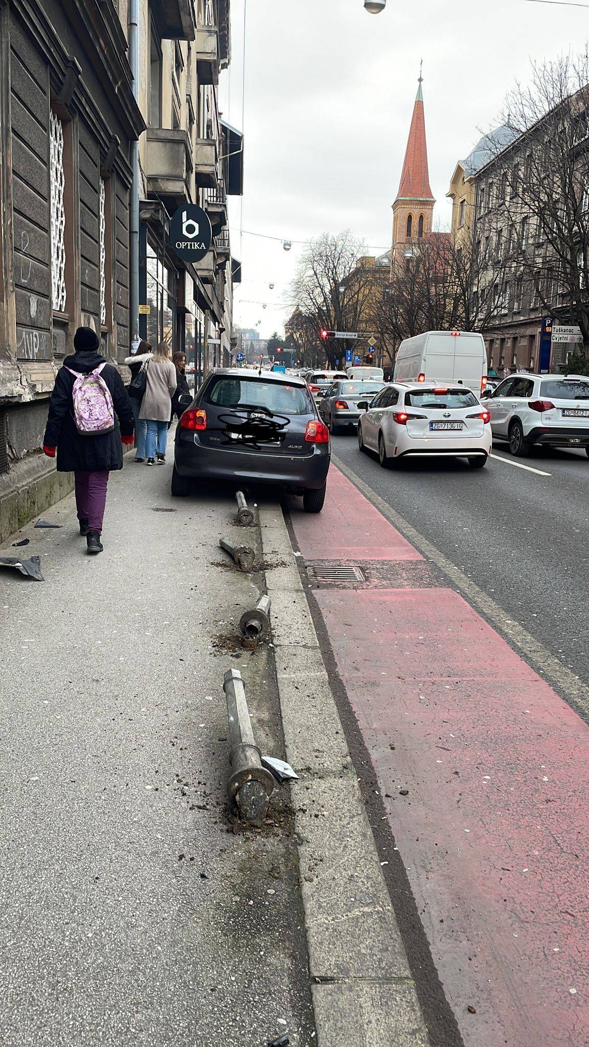 ZAGREB 'Udario me i pobjegao. Izrugivali su mi se dok sam stajala kraj razbijenog auta'