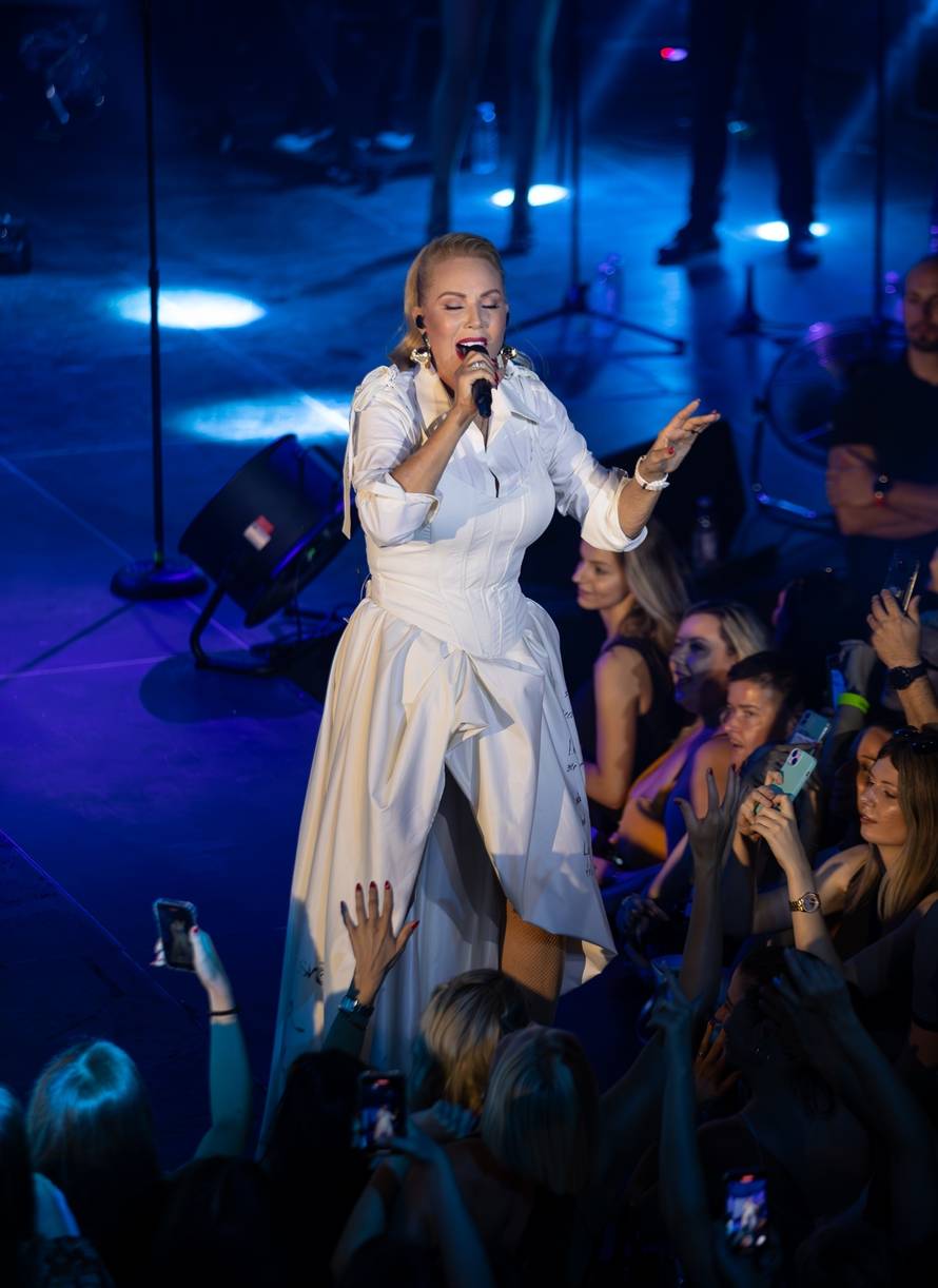 Tisuće obožavatelja stiglo na koncert Lepe Brene na Krku