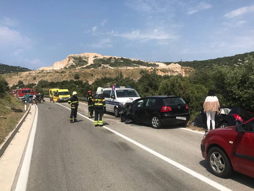 Lančani sudar u blizini Tisnog: Ljudi ostali zarobljeni u autu...