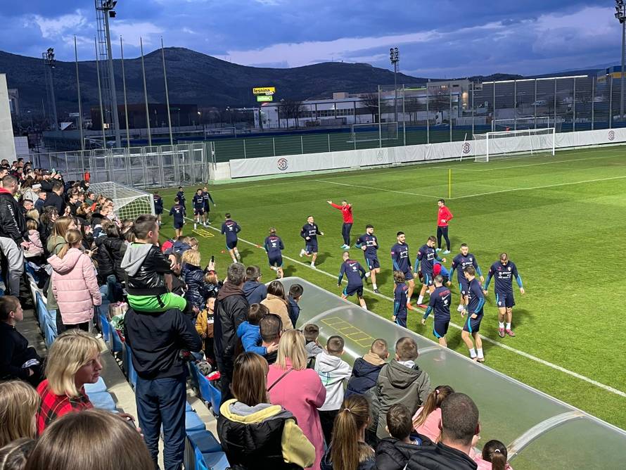 VIDEO 'Vatrenima' se pridružio Modrić, trening u Dugopolju propustili Brozović i Petković