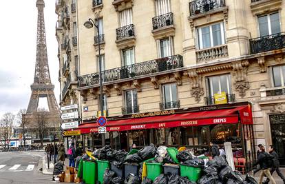 VIDEO Kaos u Parizu: Ulice su zatrpane tonama smeća, građani strahuju za zdravlje