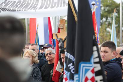 FOTO Komemorativni program u Škabrnji: Stigle su stotine ljudi, državni poslanici, HOS-ovci...