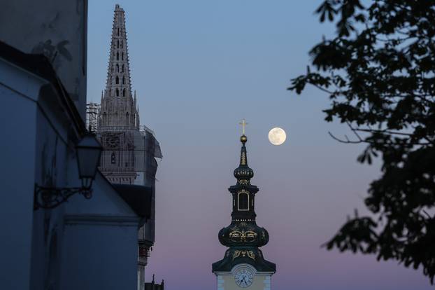 Puni mjesec nad Zagrebom