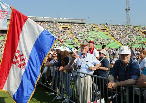 Sarajevo: Brojne zastave iz svih krajeva svijeta hodo?asnici podigli u zrak dok iš?ekuju papu Franju