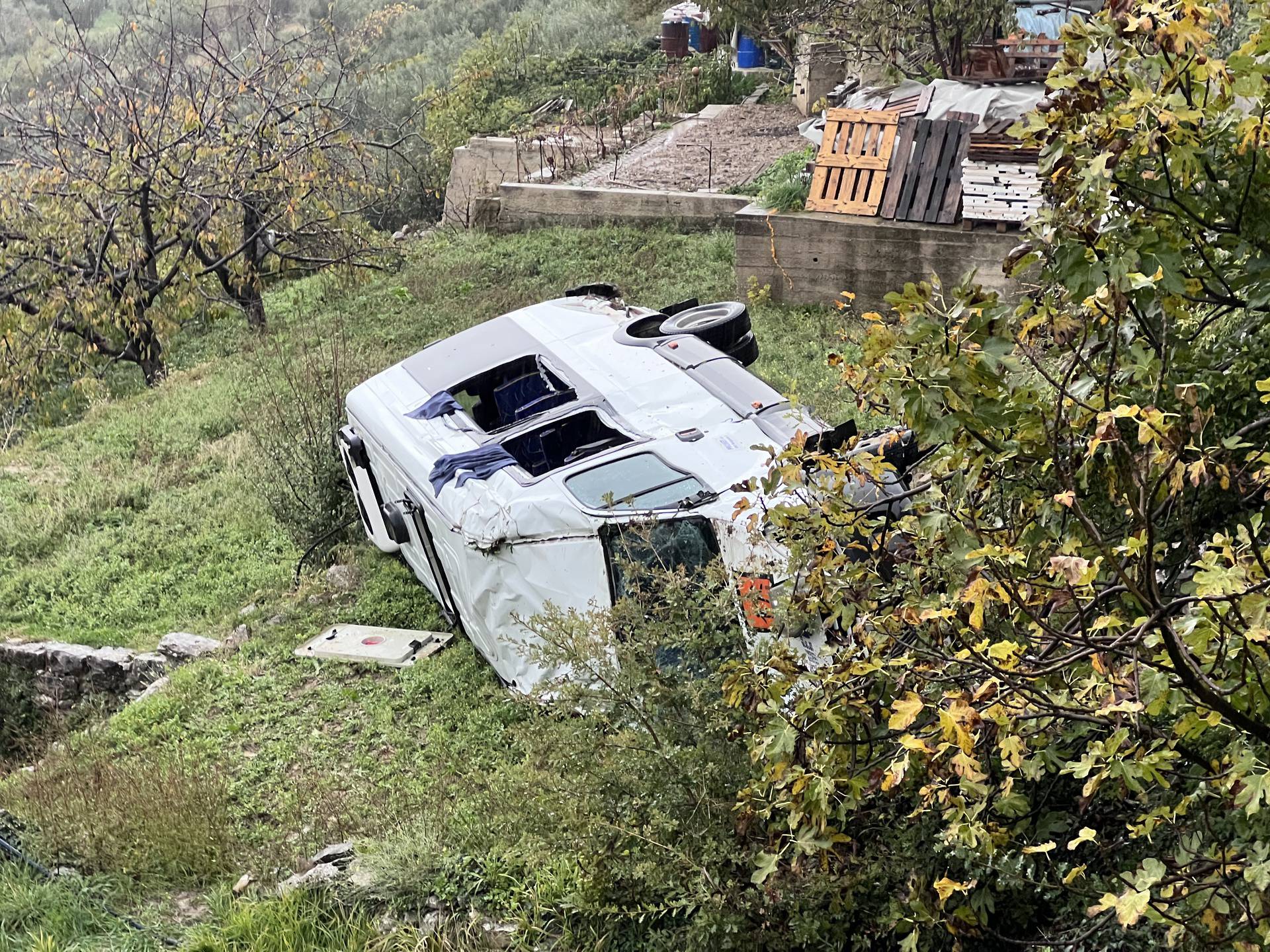 Gornje Sitno: Školski kombi sletio s ceste kod Splita, djeca prevezena u bolnicu