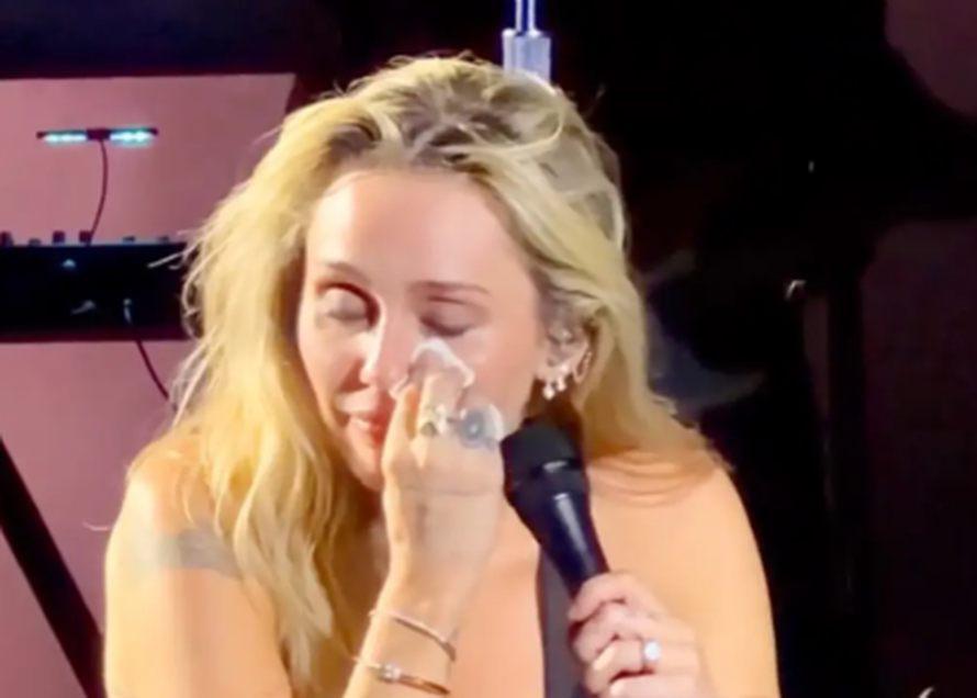 Miley Cyrus zaplakala dok je odavala počast svojoj kumi  Dolly Parton: 'Nedostaje mi...'