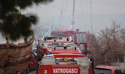 FOTO Vatrogasci gase po&zcaron;ar turisti&ccaron;kog broda u Jasenicama
