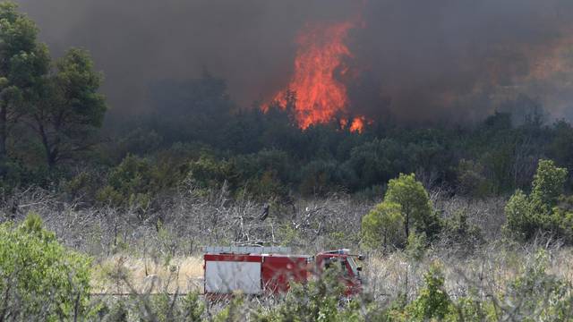 Požar na području Vrpolja gase 43 vatrogasca i dva kanadera