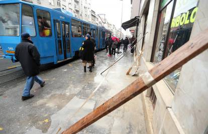 U Ozaljskoj ulici na djevojku i mladića pao je komad žbuke 