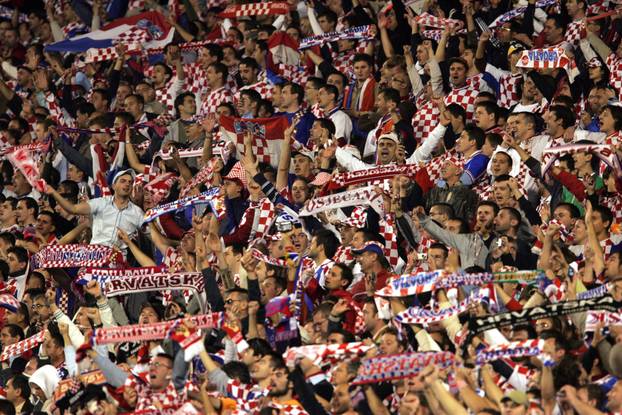 ARHIVA - 2006. Zagreb: Vatreni i "maksimirska krtica" srušili su Englesku 