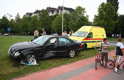 Prošao kroz crveno, udario Mercedes i “pokosio” stup