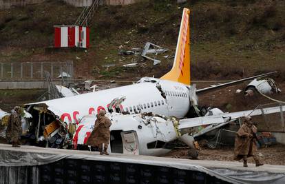 Troje ljudi poginulo nakon što se avion raspao pri slijetanju