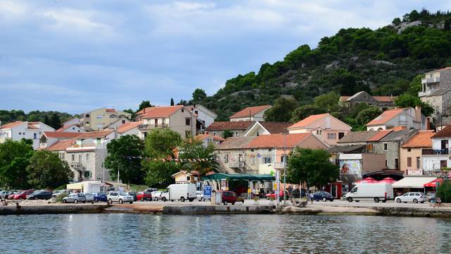 06.08.2014. Tkon,otok Pasman. Jutarnje guzve u trajektnoj luci T