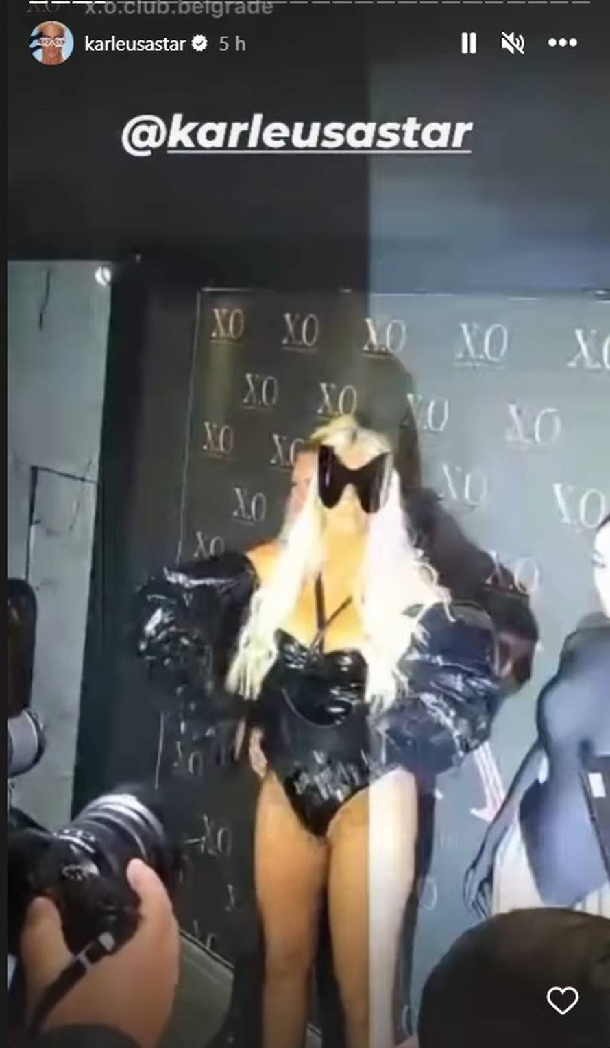 Karleuša u Beogradu nastupala s naočalama koje su joj prekrile lice, spomenula i supruga Duška